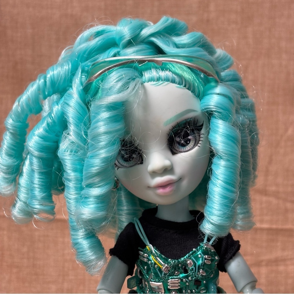Rainbow High Shadow High Berrie Skies Blue Fashion Doll. Fashionable Outfit
